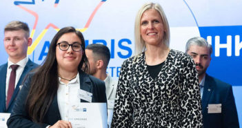 Nicole Klein, aircraft electronics technician, and Swaantje Creusen, chairwoman of the DIHK Education Council, at the 2023 national award ceremony for the best apprentices